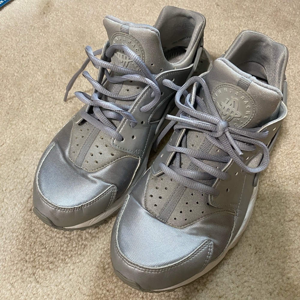 Nike Huaraches sneakers in Silver and White